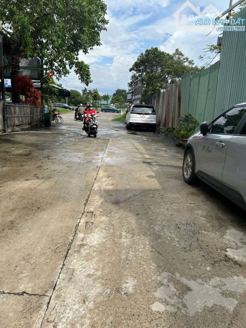 NHÀ 3TẦNG  2 MẶT TIỀN HẺM Ô TÔ THỊ TRẤN NHÀ BÈ    DT: 8 x 8m | Kết cấu: Trệt, 2 lầu, sân t - 5