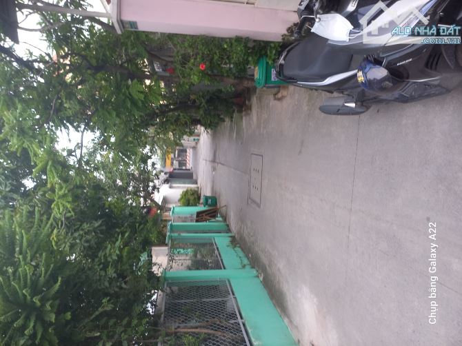 Ban nhà nguyên căn, DT 6.5m x22m(143m²). Ngay cạnh chợ Phú Xuân (thị trấn Nhà Bè). Hẻm xe - 5