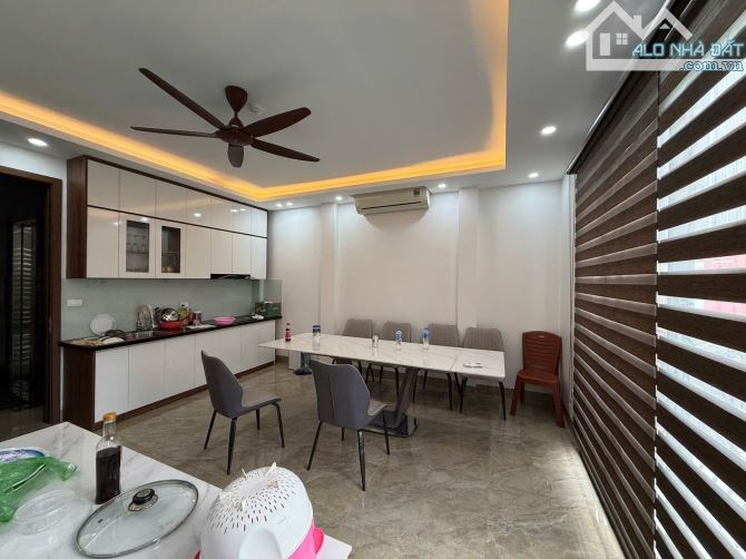 Chủ cần tiền bán gấp nhà Mặt phố Tây Sơn Đống Đa, 40m, 9TTM, MT 5.5m, vỉa hè 10m, ô tô. - 5