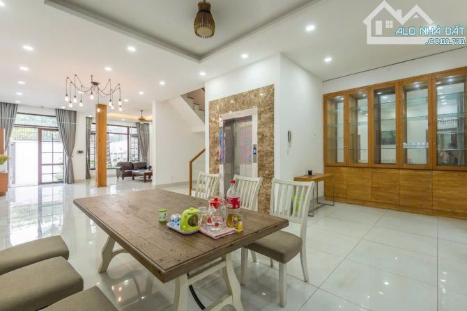 Siêu phẩm góc 2 MT đường XVNT, Bình Thạnh - 8 X 20 - 4 Tầng - HĐT: 90 triệu/th - 35 Tỷ - 5