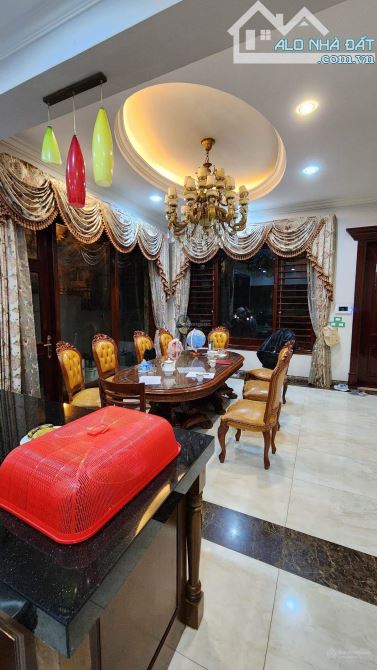 Bán Biệt Thự CV Cầu Giấy  - Đường lớn 5 Ô tô tránh - 326,3m2 * 4T + 1 hầm - 95 tỷ - 6
