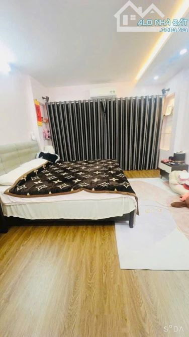 TRUNG TÂM CẦU GIẤY DƯƠNG QUẢNG HÀM 45m2x5tầng,Mt4m GIÁ 11.3TỶ Ô TÔ QUA NHÀ NGÕ THÔNG 6 NGỦ - 6