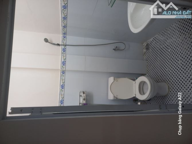 Ban nhà nguyên căn, DT 6.5m x22m(143m²). Ngay cạnh chợ Phú Xuân (thị trấn Nhà Bè). Hẻm xe - 6