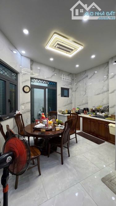 Mặt tiền Quận 11. Đường 16m ra 3/2. DT: 4x20m. Nở hậu. 6 Tầng thang máy - 6