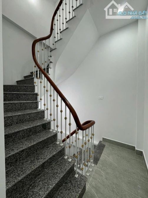 BÁN NHÀ THỤY KHUÊ 31M2 XÂY 5 TẦNG MỚI GIÁ CHỈ 8.2 TỶ - 6