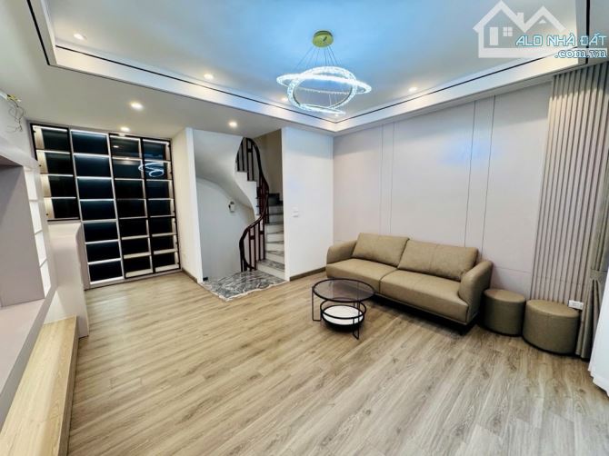 NHỈNH 7 TỶ CÓ NHÀ TT VIỆT HƯNG . GA RA Ô TÔ - THANG MÁY XỊN 6 TẦNG FULL NỘI THẤT ĐẸP - 6