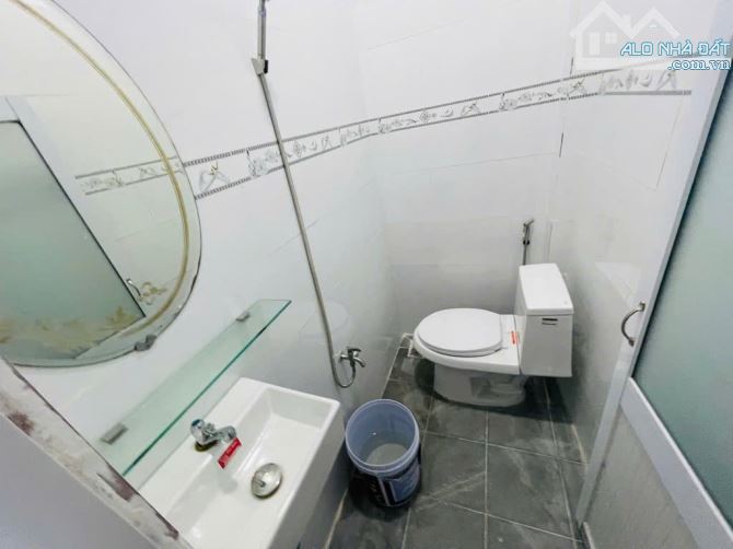 Nhà Thạch Lam khu VIP Tân Phú, 3 tầng, ngang 4.2m, chỉ 2.4 tỷ - 6
