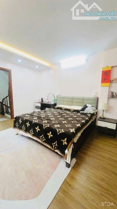 TRUNG TÂM CẦU GIẤY DƯƠNG QUẢNG HÀM 45m2x5tầng,Mt4m GIÁ 11.3TỶ Ô TÔ QUA NHÀ NGÕ THÔNG 6 NGỦ - 7