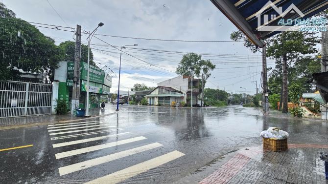 mảnh đất 10ty3 TL 2 sổ có một nhà cấp 4 và một nhà 1 trệt 2 lầu ngay chợ Kinh doanh - 7