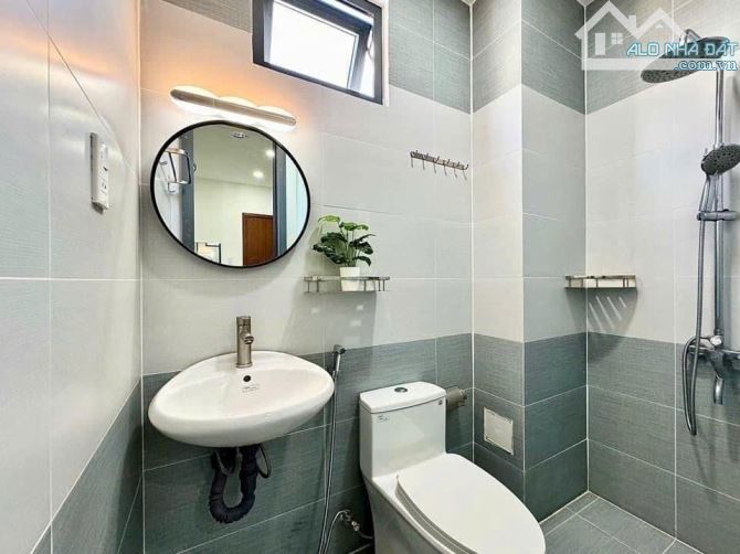 Bán CHDV giáp Phan Đăng Lưu,Phú Nhuận,  ngang 6m dài 22m dtcn: 128m2. Dòng tiền 85tr/ thán - 7