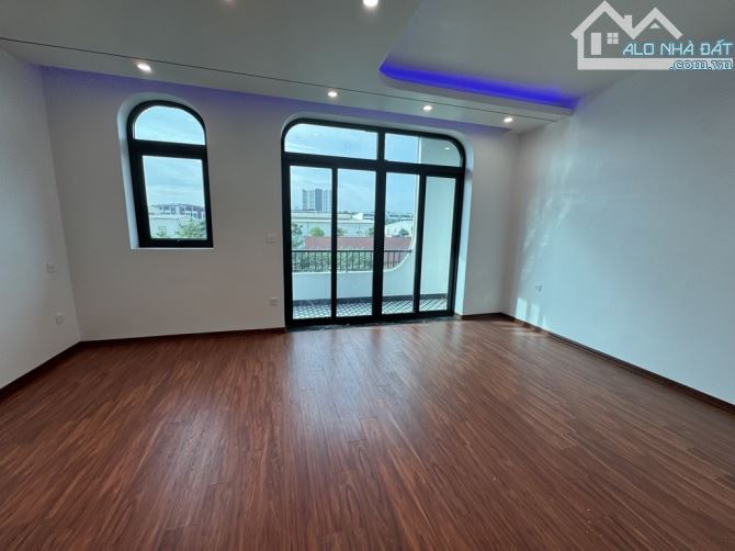 Phố Đức Giang NHÀ ĐẸP NHƯ KS 5 SAO 95m2- 4T- mặt tiền 6m- thang máy,ô tô tránh trước nhà - 7