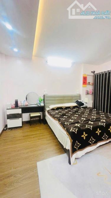 TRUNG TÂM CẦU GIẤY DƯƠNG QUẢNG HÀM 45m2x5tầng,Mt4m GIÁ 11.3TỶ Ô TÔ QUA NHÀ NGÕ THÔNG 6 NGỦ - 8
