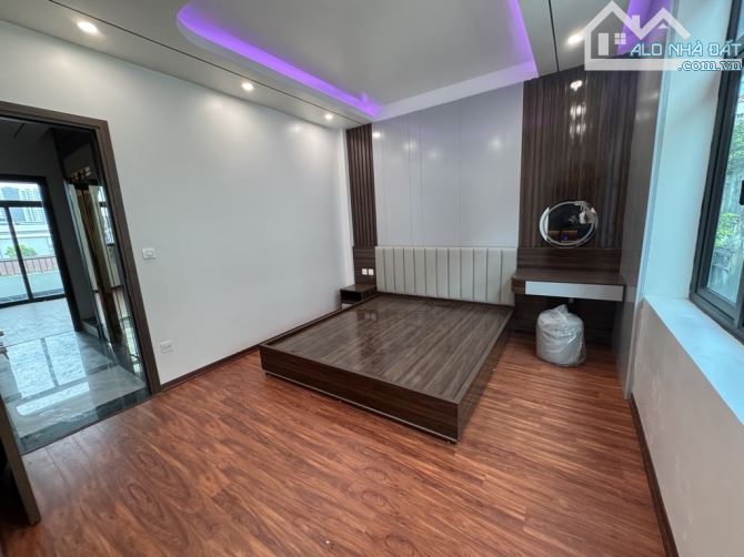 Phố Đức Giang NHÀ ĐẸP NHƯ KS 5 SAO 95m2- 4T- mặt tiền 6m- thang máy,ô tô tránh trước nhà - 8