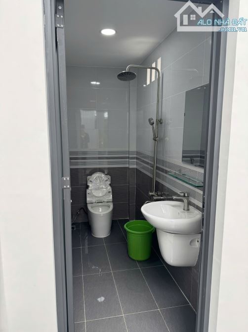 Đi định cư nước ngoài nên cần bán gấp nhà riêng mới xây chưa qua sử dụng cách Quốc lộ 1A 7 - 8