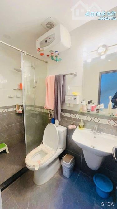 TRUNG TÂM CẦU GIẤY DƯƠNG QUẢNG HÀM 45m2x5tầng,Mt4m GIÁ 11.3TỶ Ô TÔ QUA NHÀ NGÕ THÔNG 6 NGỦ - 9