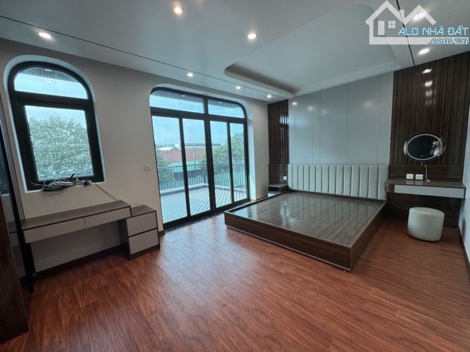 Phố Đức Giang NHÀ ĐẸP NHƯ KS 5 SAO 95m2- 4T- mặt tiền 6m- thang máy,ô tô tránh trước nhà - 9