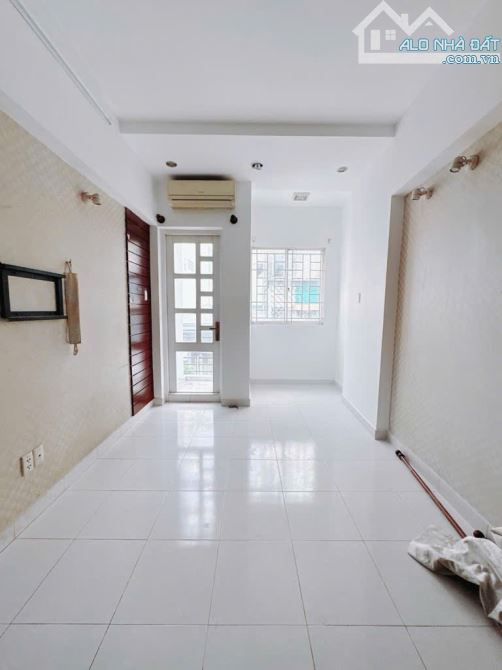CĂN HỘ DỊCH VỤ CÓ 5 TỶ 

TRUNG TÂM Q4

HẺM XE HƠI NGANG 5M