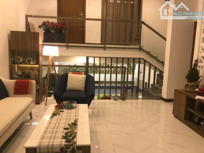 Bán căn nhà đẹp có hồ bơi đường Khuê Mỹ Đông 15, Đà Nẵng. Gần biển Hồ Xuân Hương, cho thuê