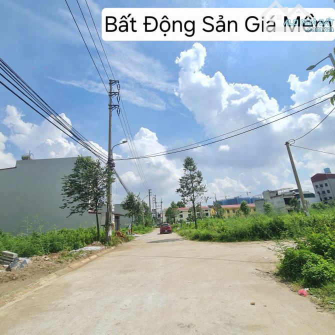 Bán đất Quang Châu . dt 112.4m . mt 4.5m . hậu 8m . hướng ĐB . giá 3 tyr3
