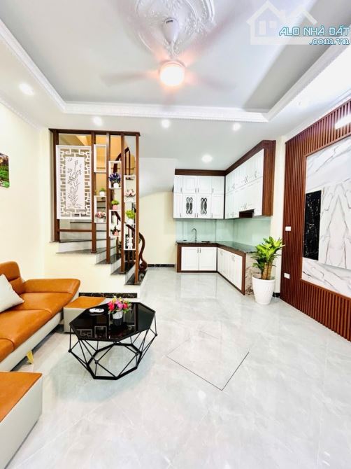 Bán nhà Thanh Lân, mới, 5 tầng, 3 ngủ, 6.85 tỷ, sổ chính chủ, gần ô tô
