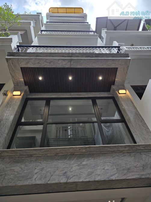 BÁN NHÀ PHÂN LÔ ĐƯỜNG HOÀNG QUỐC VIỆT CẦU GIẤY DT 65M 7 TẦNG GARA THANG MÁY VỈA HÈ 27 TỶ