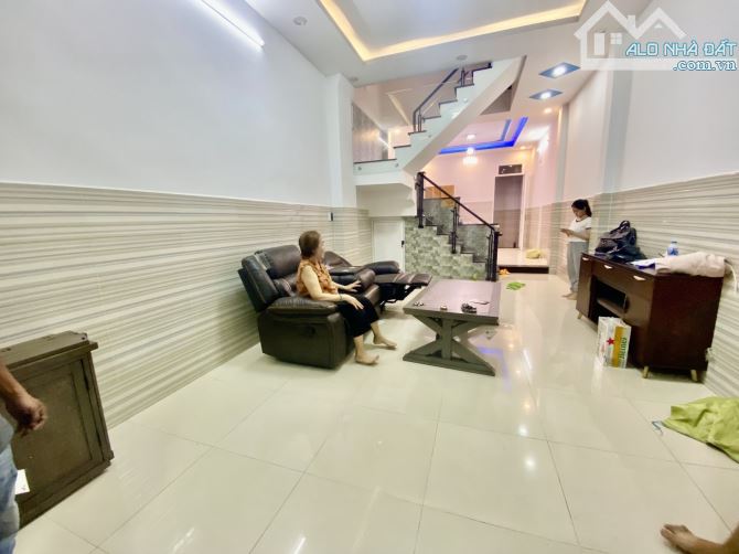 Bán nhà hẻm xe tải sát Tỉnh Lộ 10 giáp đường Tên Lửa Mới 4.1 x 17 ( 69m2 ) 3 tầng giá chỉ