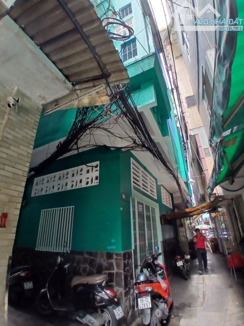 Nhà 2 mặt hẻm, 30 mét ra MT Trần Hưng Đạo, Q1, gần pullman,  5x5m trệt 2 lầu giá 12 triệu