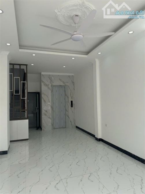 BÁN NHÀ THẠCH BÀN - ĐƯỜNG  RỘNG THÊNH THANG – 43M  KINH DOANH BẤT CHẤP  – 5 TẦNG THANG