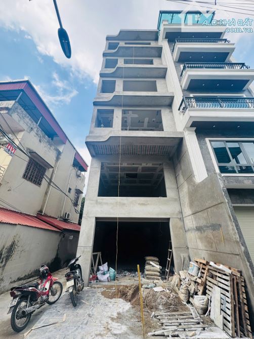 Bán căn nhà xây 7 tầng lô góc ngõ 405 Bát Khối Long Biên Hà Nội.