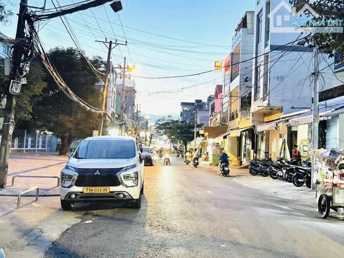 Hẻm thông thoáng - Ngay cầu Nguyễn Văn Cừ - Dt 75m2 - Dương Bá Trạc Q8