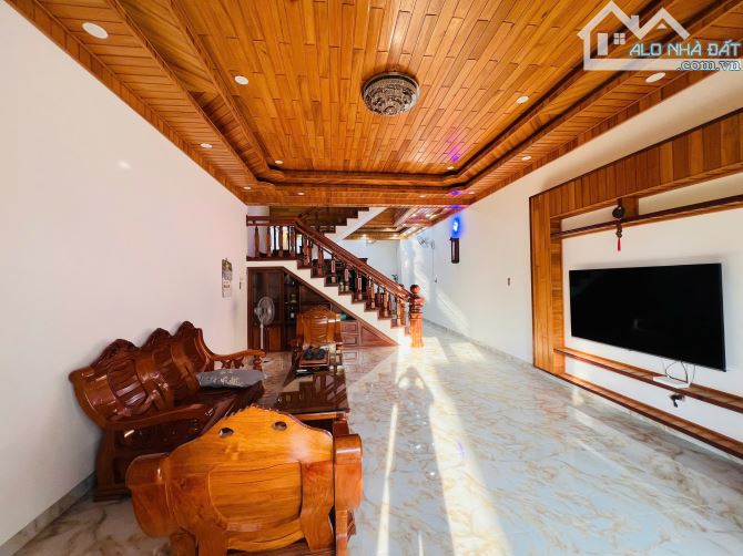 Nhà 3 Tầng nội thất Gỗ độc đáo- P. Tây Nha Trang cách Trung Tâm 5phut.