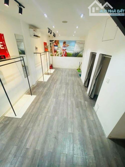 Bán nhà MT phố Lê Duẩn .DT:110m2. KC :3 tầng. Giá:27.5 tủ TL