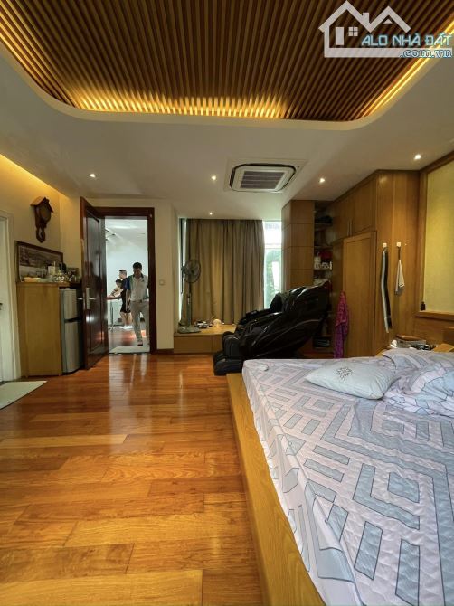 Cho thuê biệt thự mới sang trọng KĐT Mễ Trì Hạ. DT 230m XD 140m x 4 tầng, mặt tiền 12m.