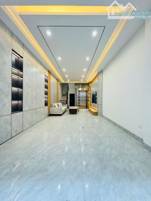 Bán nhà Trương Định, 42m, mới kính koong, thang máy xịn, gần phố, chỉ 8.65 tỷ