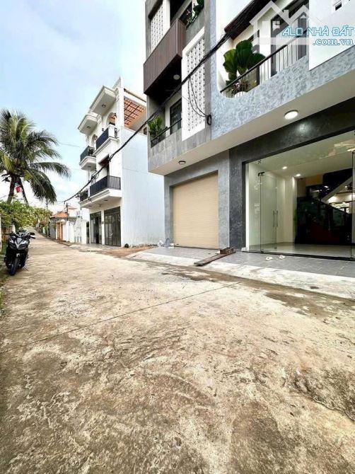 Nhà Đẹp Cách Ngã Sáu Hơn 1Km - View Cực Chill - Nhà Mới Cạnh Đại Lộ Đông Tây | Full N.Thất