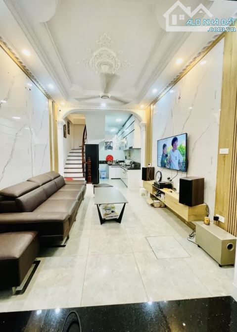 Lõi Đống Đa - 30m ra phố - ngõ thông rộng 3m- an sinh đỉnh nhỉnh 8 tỷ