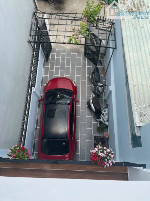 Bán nhà 2 lầu hẻm xe hơi ngay chợ 339 Đỗ Xuân Hợp, đường xe tải