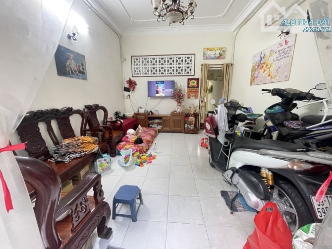 Bán nhà mặt tiền hẻm 391 Huỳnh Tấn Phát hẻm rộng 5m ô tô vi vu.