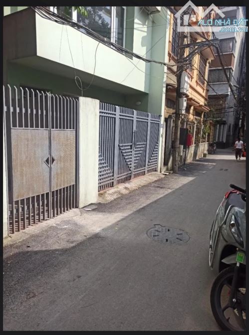 Cần bán nhà Lạc Long Quân mặt ngõ ô tô.
