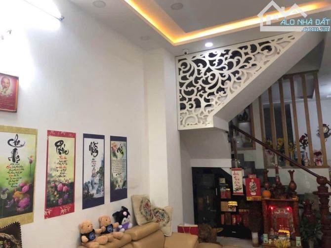 Cần bán gấp căn nhà Lê Văn Quới, Bình Tân. Nhà 4 tầng, 60m², rộng rãi thoáng mát.