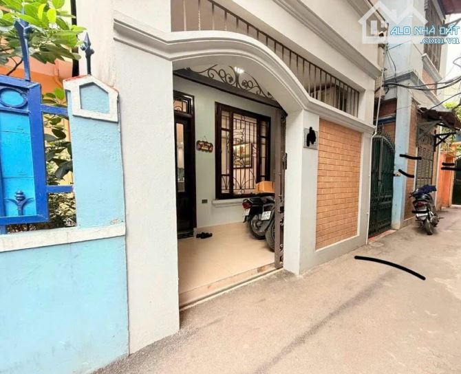 NHÀ 5 TẦNG  - 30 M RA MẶT NGÕ Ô TÔ - TRƯỚC NHÀ RỘNG - CHỦ TẶNG LẠI TOÀN BỘ NỘI THẤT