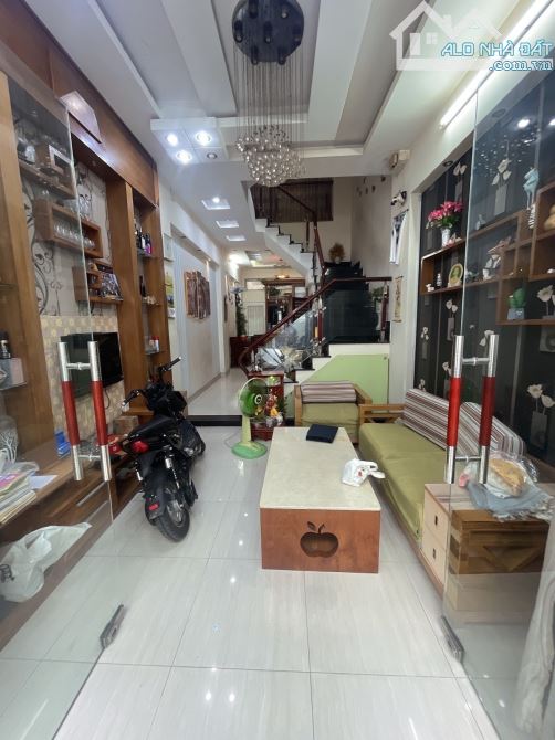 BÁN NHÀ HẺM Ô TÔ, TÔ HIẾN THÀNH - QUẬN 10. 5 TẦNG NỞ HẬU. TẶNG NỘI THẤT CAO CẤP. CHỈ 8 TỶ