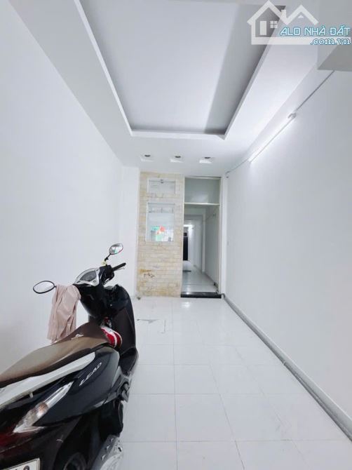 CĂN HỘ DỊCH VỤ CÓ 5 TỶ 

TRUNG TÂM Q4

HẺM XE HƠI NGANG 5M - 1