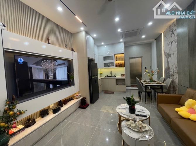 ĐIỂM 10 KHÔNG CÓ NHƯNG - NGUYỄN VĂN CỪ-  Ô TÔ NGỦ TRONG NHÀ 7 TẦNG MỚI KOONG - 1