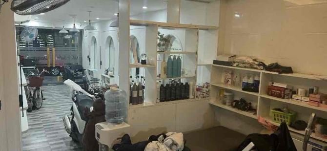 Gấp bán nhà đẹp 3 tầng, đầy đủ công năng, chỉ cần xách VaLy vào là ở. Mặt tiền đường 5,5m - 1