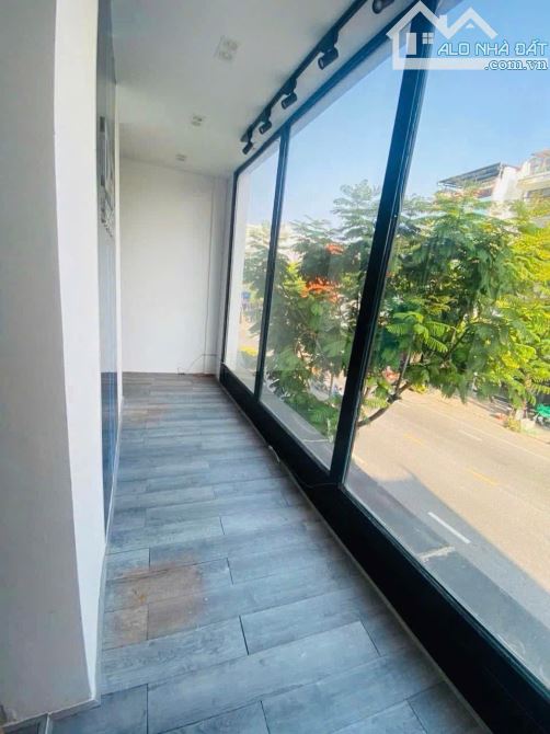 Bán nhà MT phố Lê Duẩn .DT:110m2. KC :3 tầng. Giá:27.5 tủ TL - 1