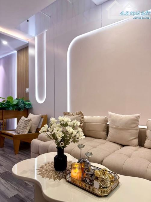 Nhà 3 tầng, kiệt 8m , có ga đậu oto , gần biển , full nội thất - 1