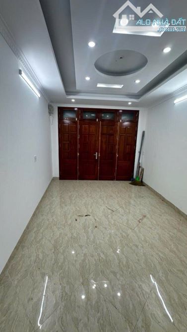 BÁN NHÀ ĐÊ LA THÀNH - 40M2 X 5 TẦNG GIÁ 11 TỶ - THANG MÁY - MẶT NGÕ THÔNG RỘNG KD ĐỈNH