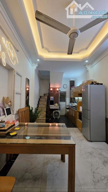 Bán nhà riêng 30m2 sổ vuông sát phố Hoàng Cầu, đi bộ ra hồ, ngõ trước nhà 2m thông thoáng - 1