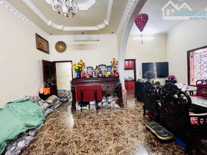Bán nhà mặt phố Tôn Đức thắng đống đa . 43m2. Mt 5.3m. Lô góc . Giá 31.8ty